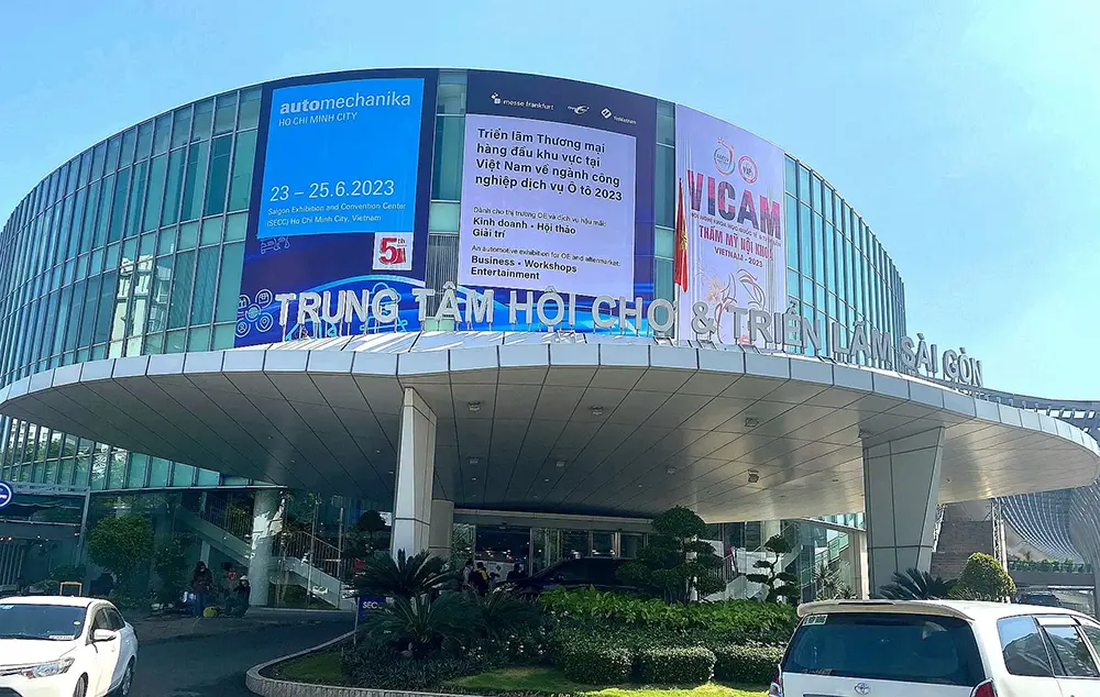 Carr Luxfighter faoi stiúir ceannlampa 2023 Automachanika Ho Chi Minh City