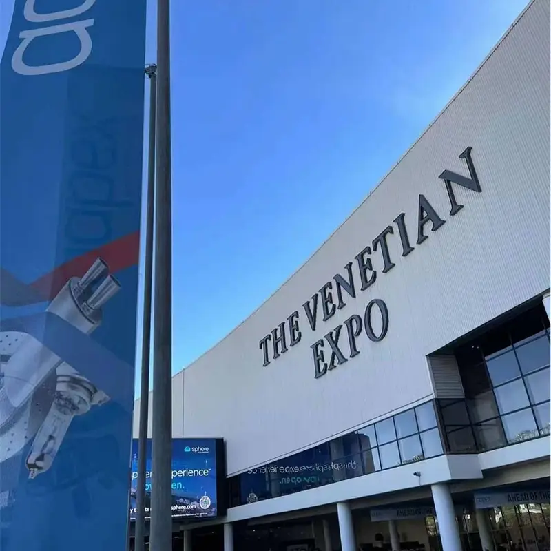 Ceannlampa faoi stiúir charr luxfighter a thaispeánann in aapex 2023 las vegas